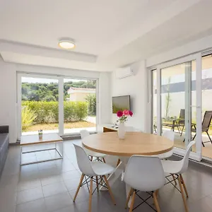 Apartment At Frida, Premantura